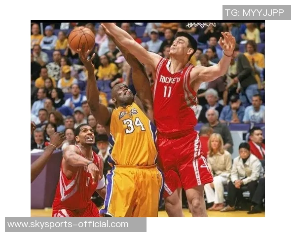 姚明在NBA赛场遭遇激烈对抗展现坚韧精神与不屈斗志